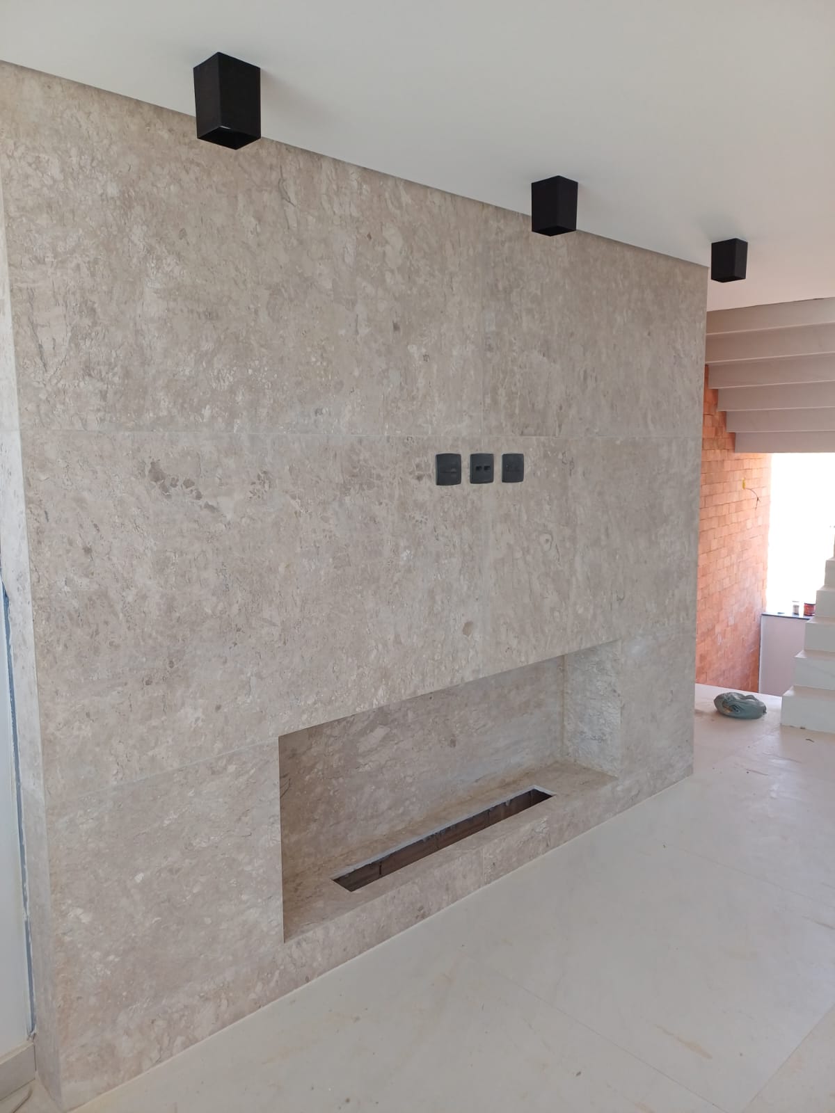 Painel de lareira em travertino